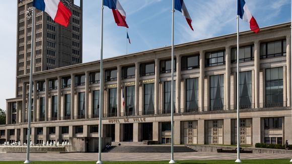 Accusé d'avoir envoyé des photos porno, le maire du Havre démissionne