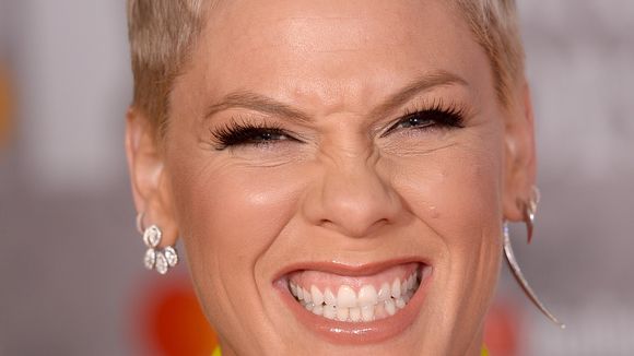 Pink tacle les commentaires haineux visant son fils cul nu en vacances