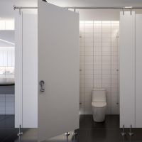 Il épiait ses collègues dans les douches et les toilettes par des trous qu'il avait percés