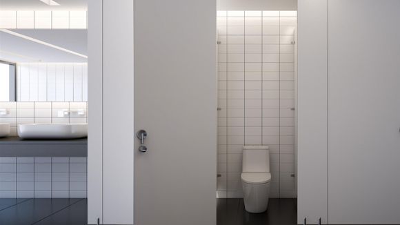 Il épiait ses collègues dans les douches et les toilettes par des trous qu'il avait percés