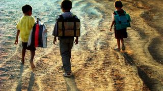 En Inde, une école écolo où les élèves paient en déchets plastiques