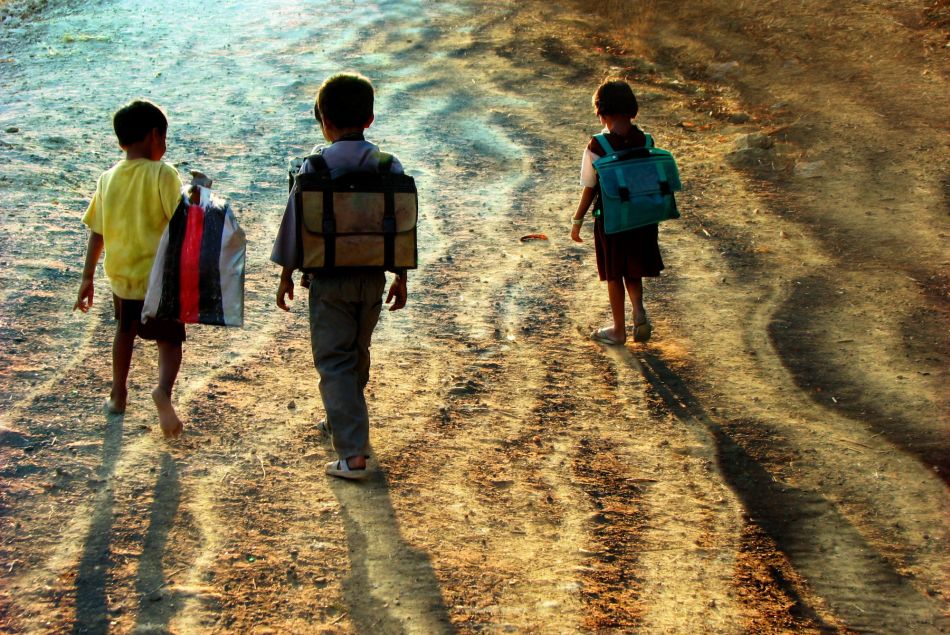 En Inde, des enfants paient leurs frais de scolarité avec du plastique usé