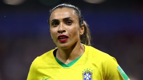 Pourquoi le rouge à lèvres de la footballeuse Marta est un symbole d'empowerment