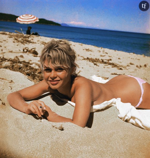 Brigitte Bardot topless à la plage.