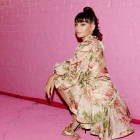 "La ficelle de mon tampon est de sortie" : Charli XCX pulvérise le tabou en plein concert