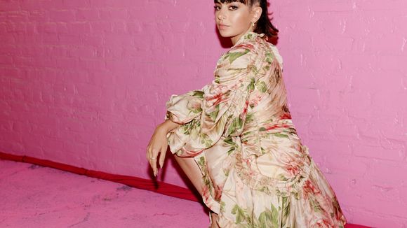 "La ficelle de mon tampon est de sortie" : Charli XCX pulvérise le tabou en plein concert