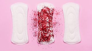 Cette pub pour des serviettes rappelle que le sang des règles est rouge (et pas bleu)