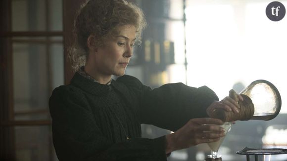 Rosamund Pike est Marie Curie dans "Radioactive".