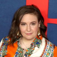 Mieux vivre le confinement quand on est seule : les conseils bienveillants de Lena Dunham