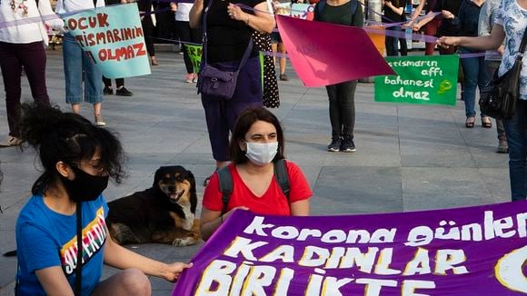 "Ils s'attaquent à nos droits" : en Turquie, les femmes manifestent pour la Convention d'Istanbul