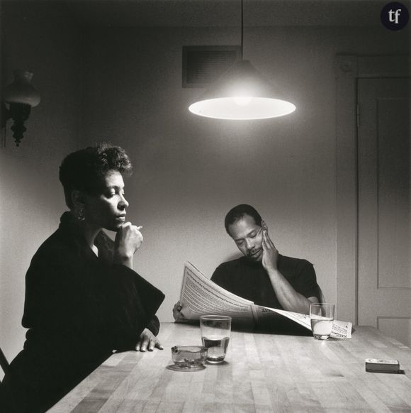 Carrie Mae Weems, Sans titre [Homme lisant le journal], série "La table de cuisine", 1990.