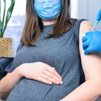 Certaines femmes enceintes devraient se faire vacciner en priorité : lesquelles ?