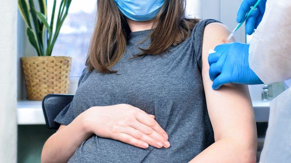 Certaines femmes enceintes devraient se faire vacciner en priorité : lesquelles ?