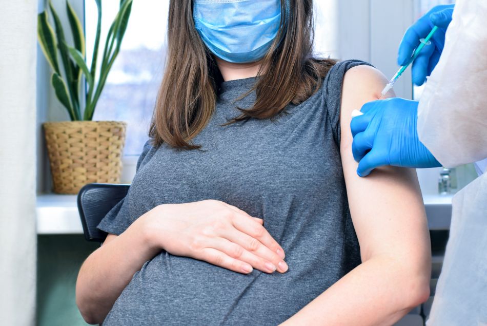 Les femmes enceintes doivent se faire vacciner en priorité : mais à quelles conditions ?