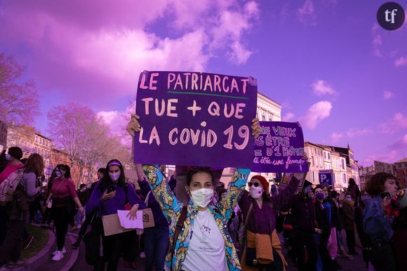 Des milliers de personnes descendent dans la rue à Toulouse, dans le sud de la France, le 8 mars 2021, pour défendre les droits des femmes.