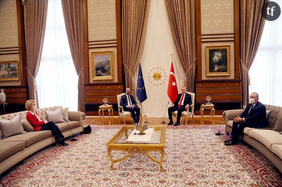 La présidente de la Commission européenne Ursula von der Leyen victime de sexisme : aucune chaise n'avait été prévue pour l'accueillir en Turquie.