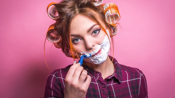 Les femmes qui se rasent le visage, une pratique (trop) répandue ?