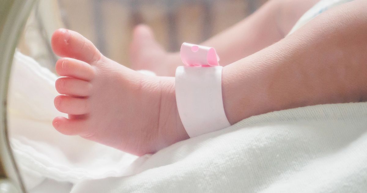 Le double nom de famille, bientôt automatique à la naissance ? Terrafemina