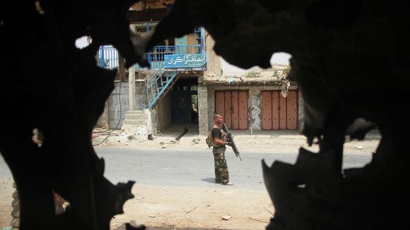 Les femmes afghanes prennent les armes pour défier les talibans