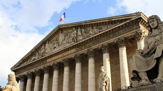 La loi climat définitivement adoptée : un "manque d'ambition" pour les ONG