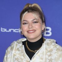 "Je la protège énormément" : Louane évoque sa vie avec sa fille