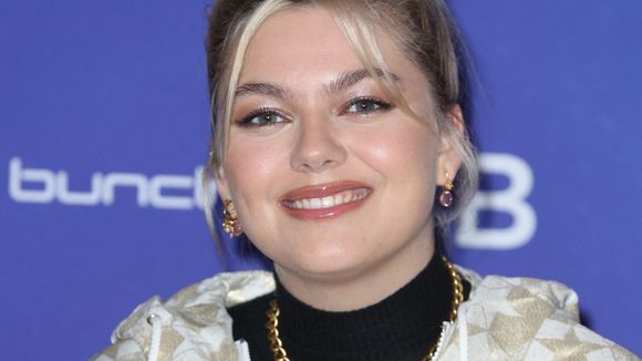 "Je la protège énormément" : Louane évoque sa vie avec sa fille