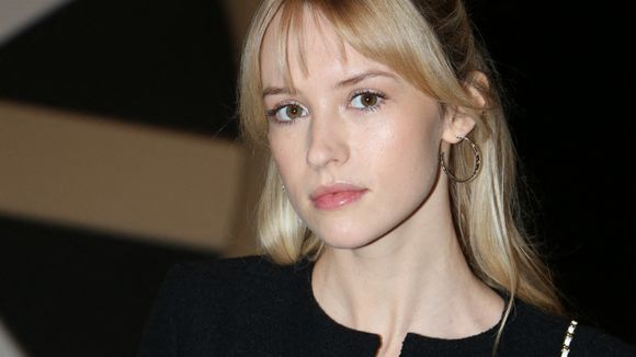 Angèle dénonce les "codes de beauté" et les injonctions