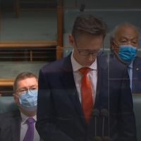 Son neveu gay s'est suicidé : le discours poignant d'un député australien contre l'homophobie