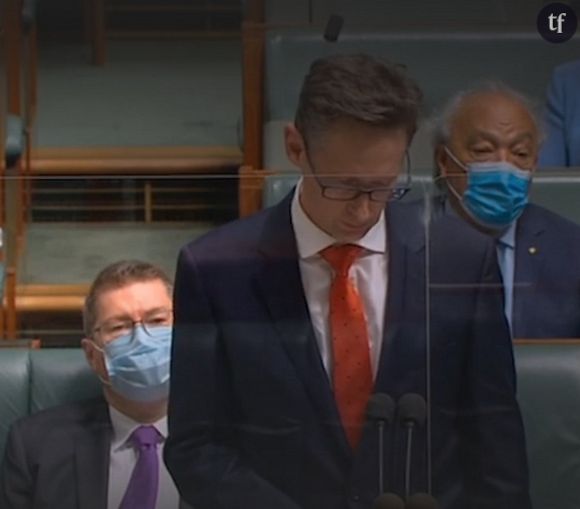 Le discours poignant du député australien Stephen Jones contre l'homophobie
