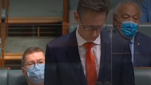 Son neveu gay s'est suicidé : le discours poignant d'un député australien contre l'homophobie