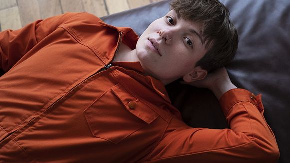 Le chanteur Charlie Pâle interroge l'identité de genre avec le clip "Je vais où ?"