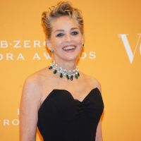 Sharon Stone affiche ses mèches grises avec fierté à la Fashion Week