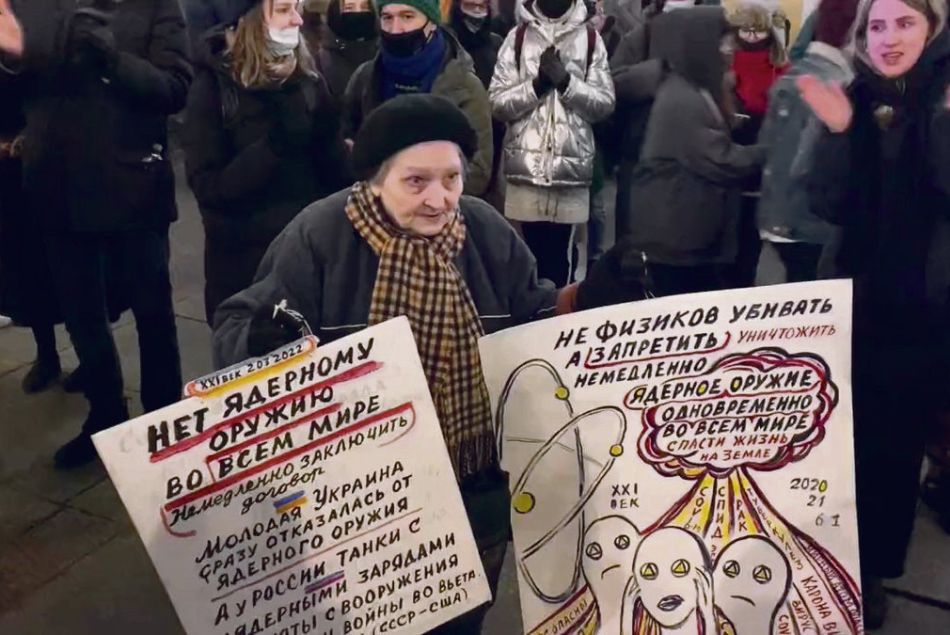 Yelena Osipova, arrêtée à Saint-Petersbourg le 2 mars 2022 lors d'un rassemblement anti-guerre en Ukraine.