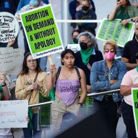 "La décision de la Cour suprême fragilisera le droit à l'avortement dans le monde entier"