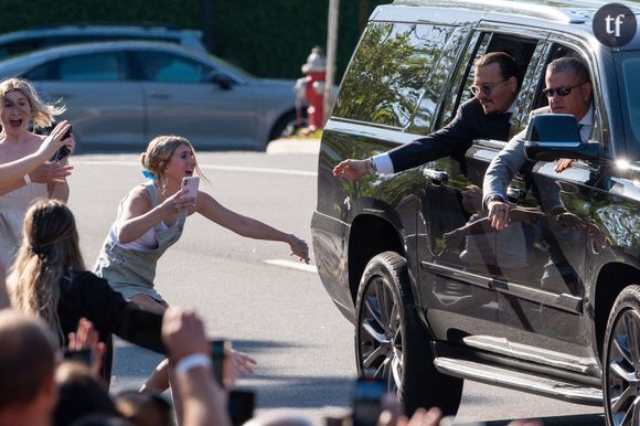 Johnny Depp et des fans arrivant au tribunal de Fairfax pour le procès face à Amber Heard le 17 mai 2022