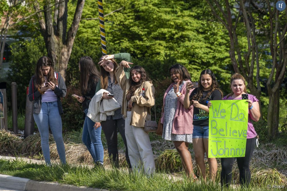  Des fans attendant Johnny Depp près du tribunal de Fairfax le 3 mai 2022 