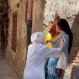 La vidéo d'une nonne qui stoppe deux femmes s'embrassant lors d'un shooting fait un tollé