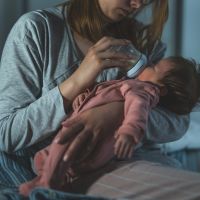 Sans surprise, les mères se lèvent 78% plus que les pères quand un bébé pleure