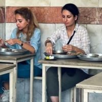 Photographiée sans voile au restaurant, Donya Rad devient un symbole de la révolte iranienne