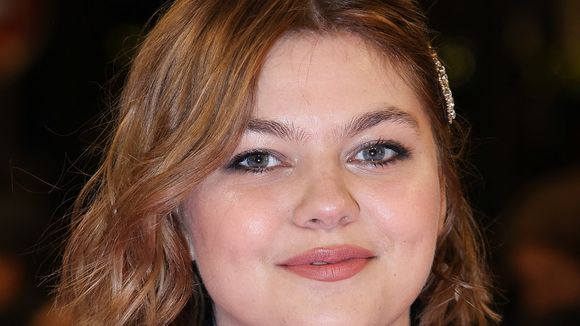 "Quand on est une femme, c'est compliqué" : Louane se confie sur ses complexes