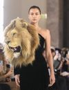Irina Shayk au défilé de mode Haute-Couture Schiaparelli au Petit Palais lors de la Fashion Week Printemps-été 2023 de Paris, le 23 janvier 2023.   
