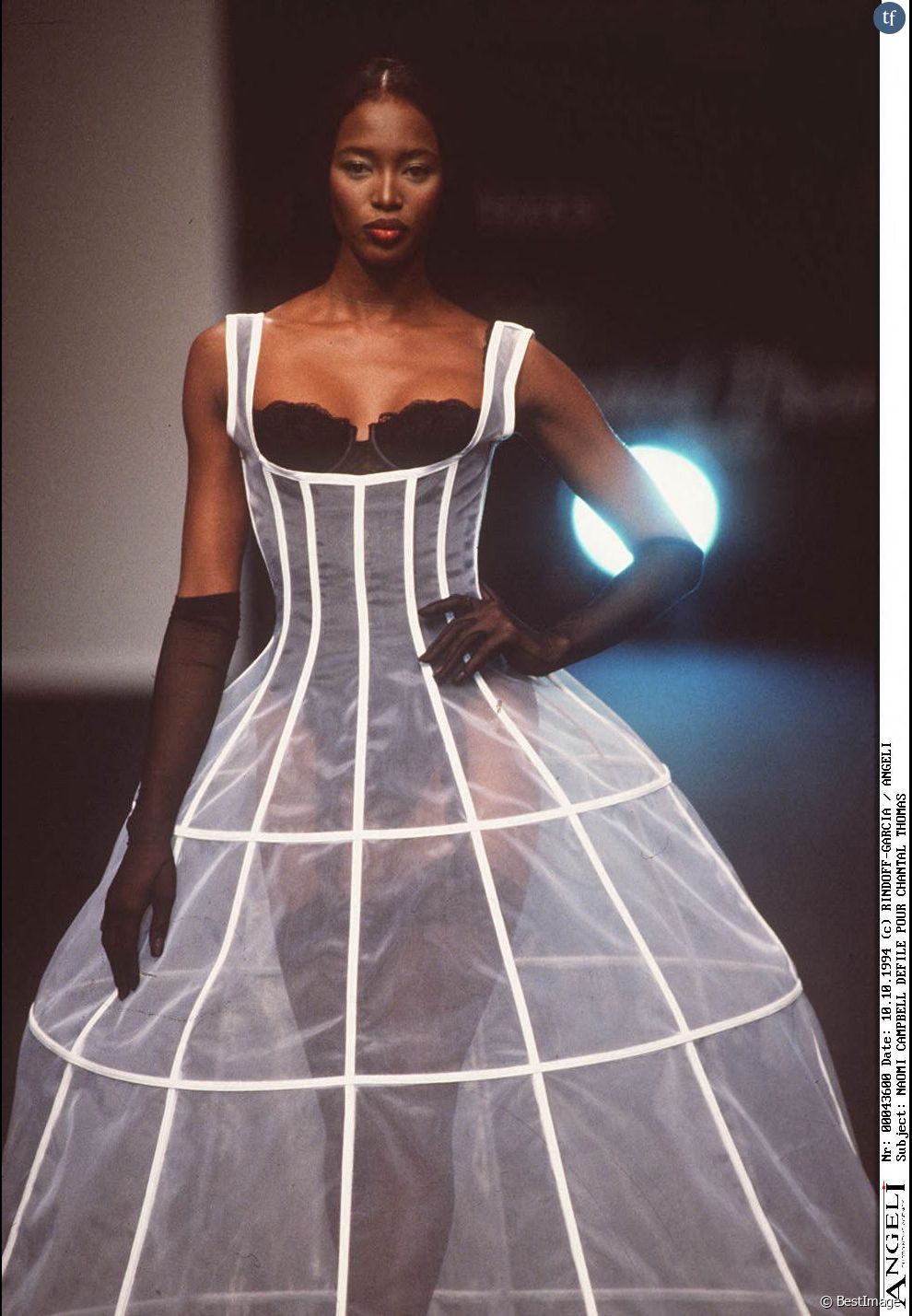  Naomi Campbell au défilé Chantal Thomass lors de la collection prêt-à-porter printemps été 1995, le 10 octobre 1995. 