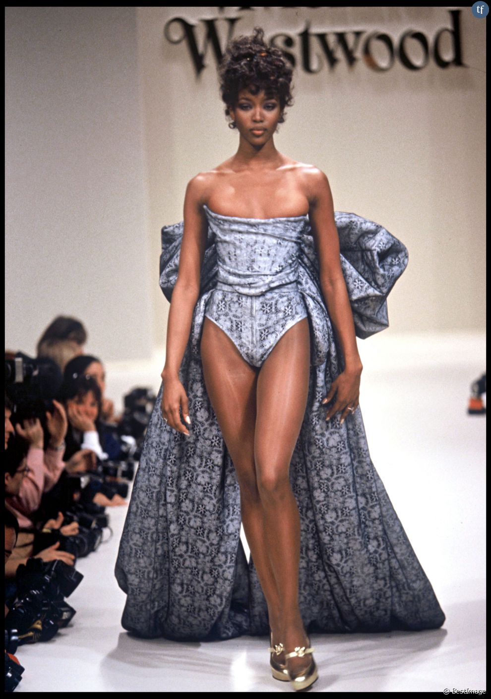  Naomi Campbell au défile Vivienne Westwood pour la collection prêt-à-porter automne-hiver à Paris le 5 mars 1994. 