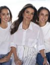 La reine Rania de Jordanie pose avec ses filles, les princesses Iman et Salma en Septembre 2021