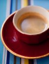 Si vous avez l'habitude dès le matin de foncer sur votre café quitte à ignorer le petit déj' qui va avec, et bien, ce n'est pas forcément une bonne chose. Certaines voix expertes alertent à ce sujet.