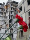 Deux oeillets rouges à l'extérieur du bâtiment résidentiel qui a été touché par un missile russe le 14 janvier 2023, lors du service commémoratif organisé 40 jours après la tragédie qui a coûté la vie à 46 personnes, Dnipro, Ukraine centrale