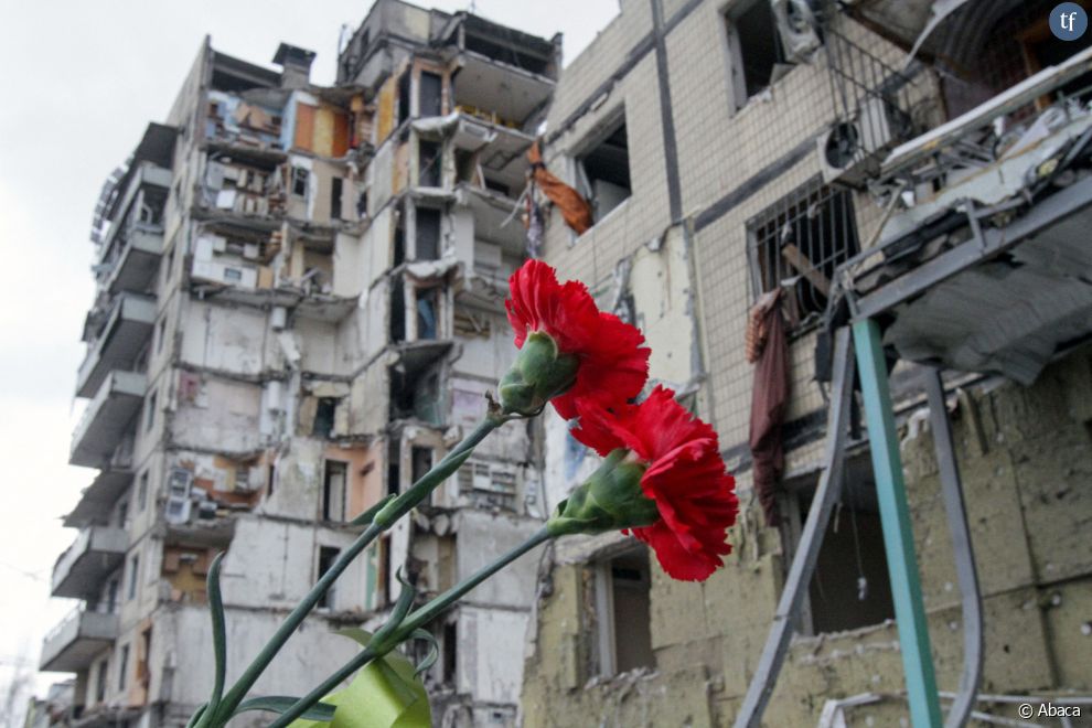 Deux oeillets rouges à l&#039;extérieur du bâtiment résidentiel qui a été touché par un missile russe le 14 janvier 2023, lors du service commémoratif organisé 40 jours après la tragédie qui a coûté la vie à 46 personnes, Dnipro, Ukraine centrale