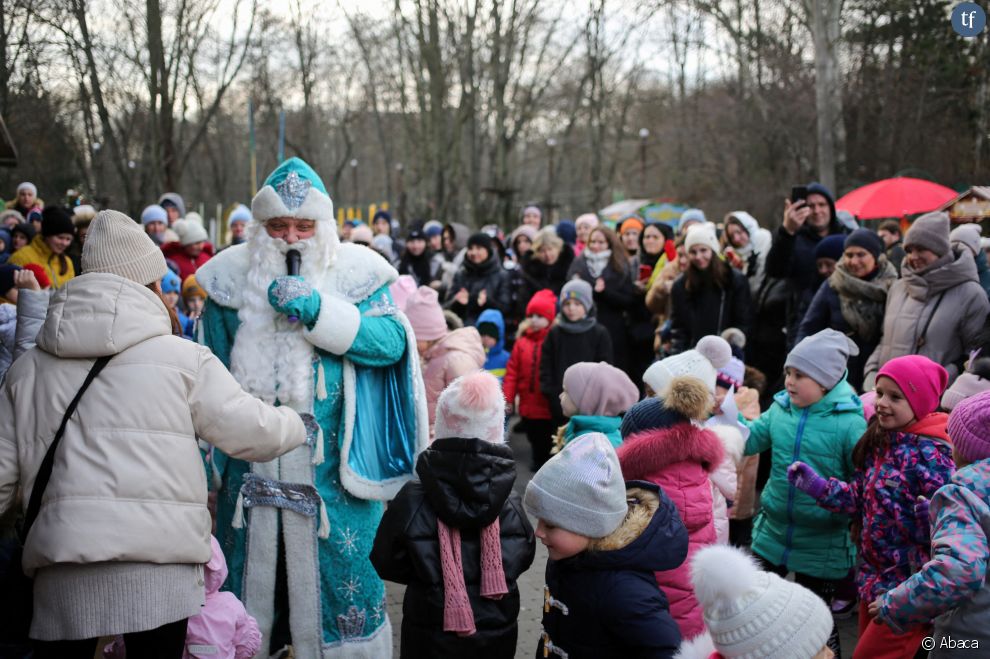 Un animateur déguisé en Saint-Nicolas interagit avec les enfants le jour de la Saint-Nicolas à Odesa en Ukraine, 18 décembre 2022.