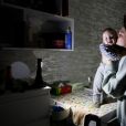 Yaryna, 24 ans, embrasse son fils Vladyslav, né deux jours avant l'invasion totale de l'Ukraine par la Russie, pendant une coupure de courant provoquée par les attaques de missiles de la Russie à Uzhhorod, dans la région de Zakarpattia, en Ukraine occidentale, le 30 novembre 2022.