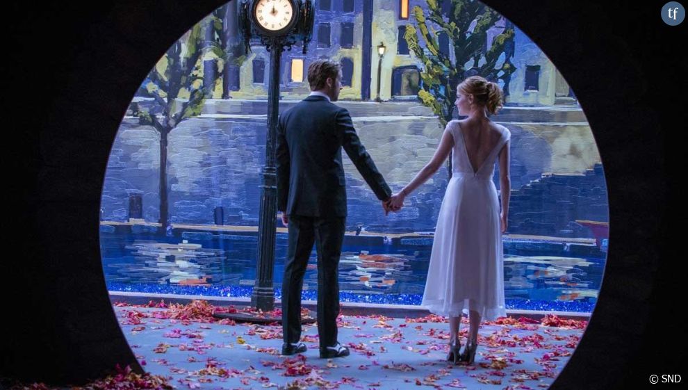 A la fin du film de Damien Chazelle, les deux tourtereaux Ryan Gosling (Sebastian, un pianiste) et  (Mia, une actrice) ne finissent pas ensemble. C&#039;est chacun de leur côté qu&#039;ils vont devoir gérer leurs rêves. Ils ont une carrière, mais vivent séparés.
  